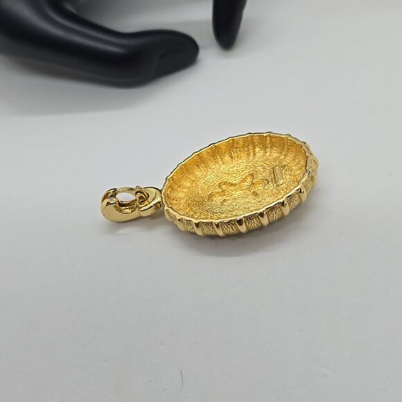 Burberry Necklace Pendant Pearl Enhancer Green Enamel Gold Tone Estate  find - Picture 4 of 5